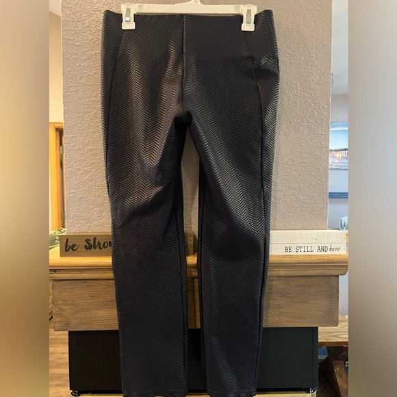 Nygard Luxe Slims black “ leather textured” leggings.  Decorative button Size M - Picture 2 of 9